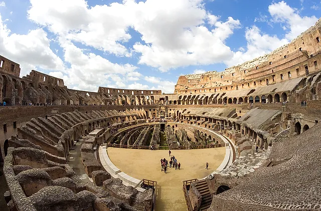 La arena del Coliseo con el suelo reconstruido y las gradas a su alrededor