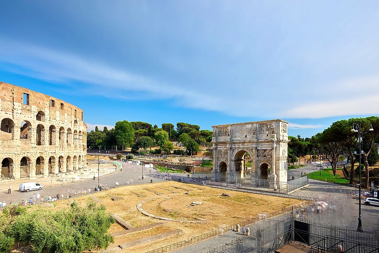 El Coliseo y el Arco de Constantino bajo un cielo azul despejado