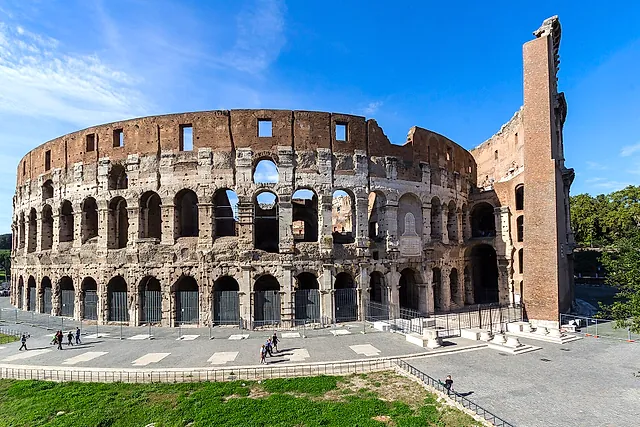 El muro exterior del Coliseo en el lado este, con el contrafuerte de ladrillo, bajo un cielo azul
