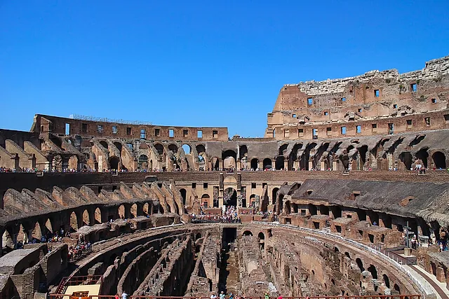 El interior del Coliseo: las gradas, la arena y los corredores a la vista bajo su suelo