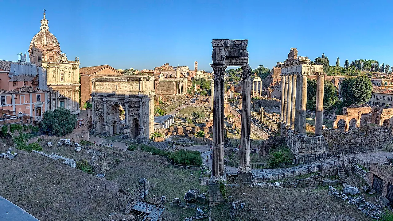 Panorama des Forum Romanum mit dem Septimius-Severus-Bogen und Reihen antiker Säulen