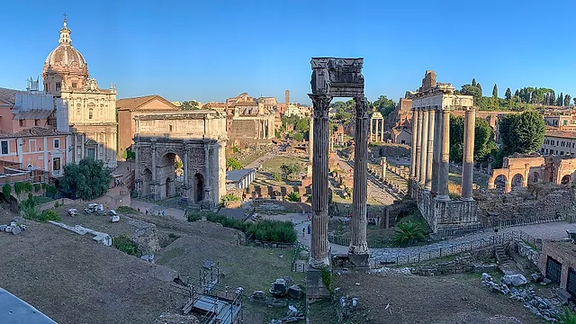 Panorámica del Foro Romano con el Arco de Septimio Severo y hileras de columnas antiguas