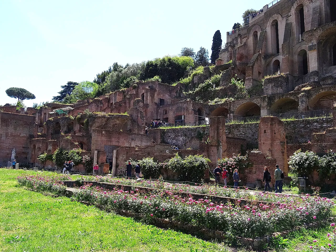 Die Ruinen des Hauses der Vestalinnen im Forum Romanum, mit seinem Garten